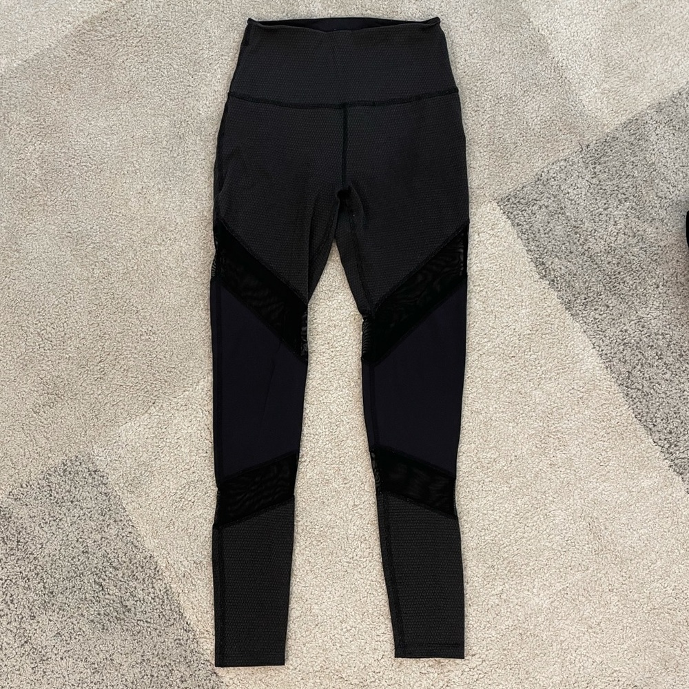 Beyond yoga long leggings in subtle dark gray pattern with mesh details